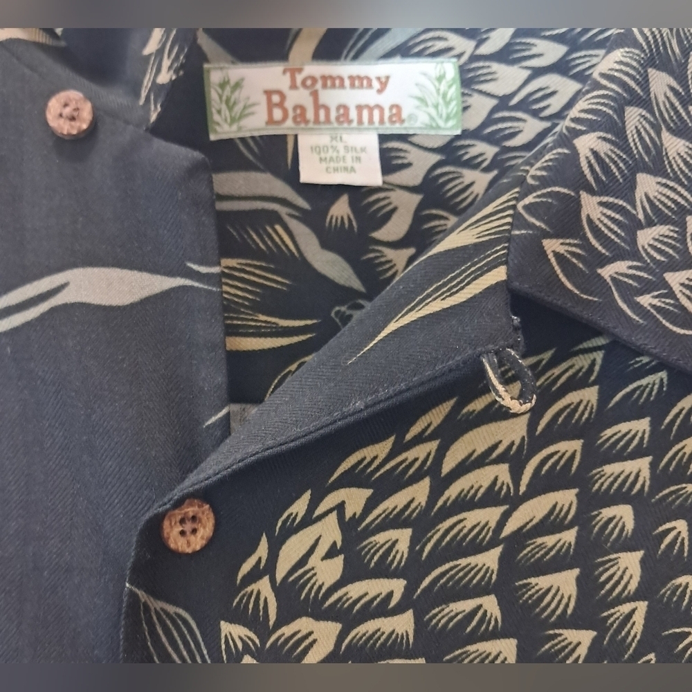 Tommy Bahama Men's Luxe Silk Camp Shirt with Tropical Print Size XL - Picture 5 of 16